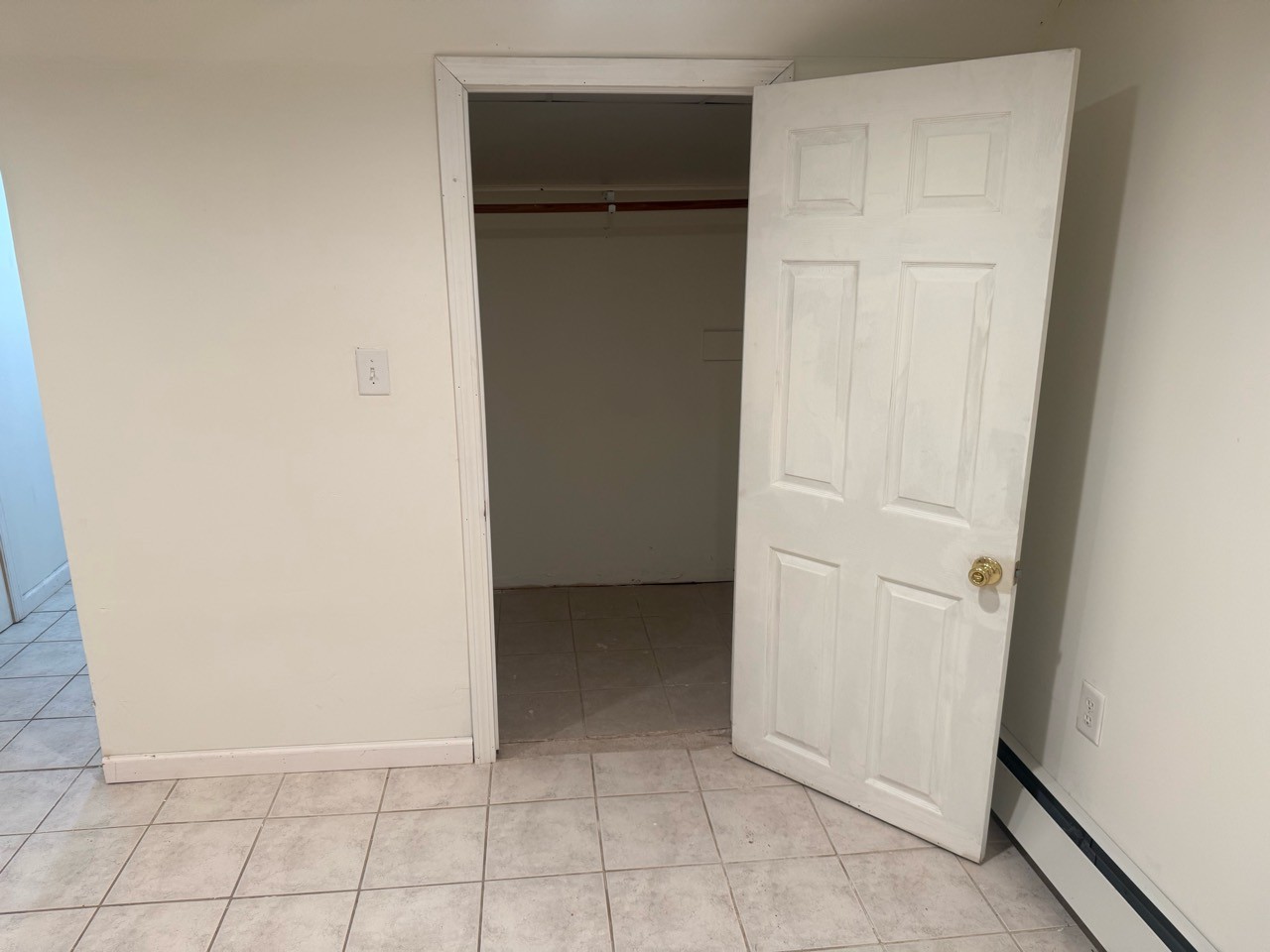 Approved photograph of Room 4 · view 4