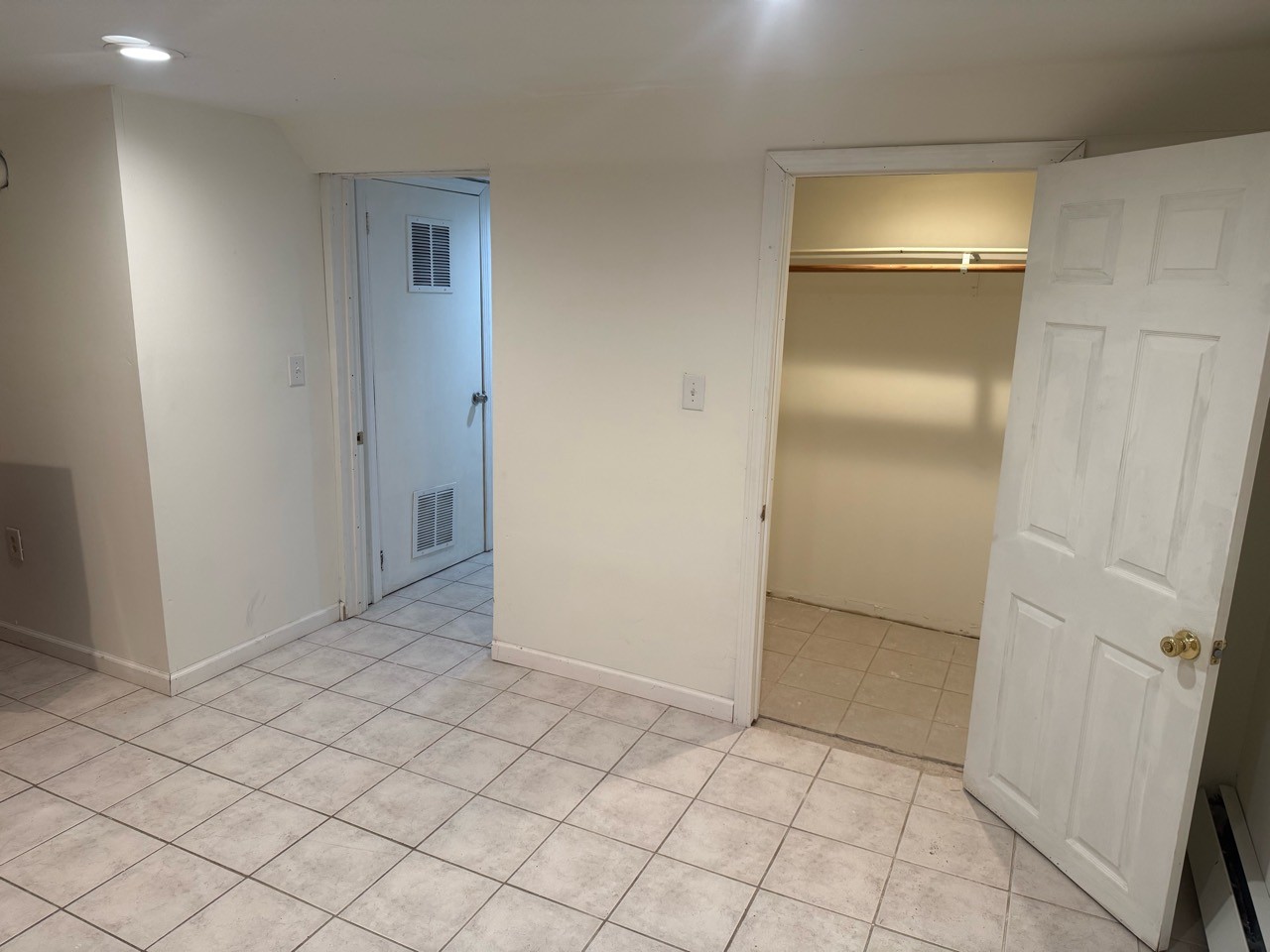 Approved photograph of Room 4 · view 8