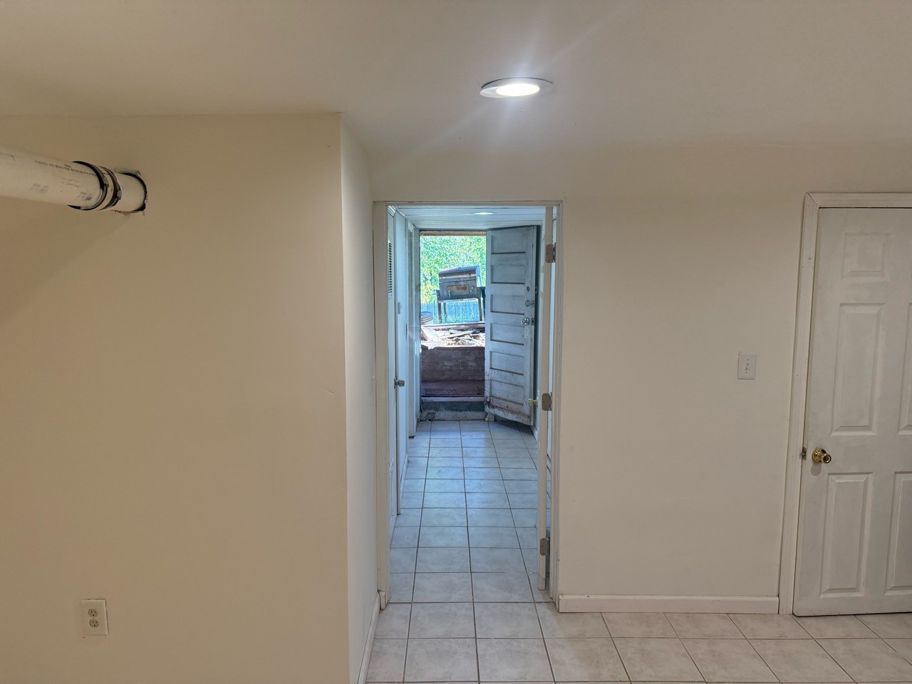 Approved basement entrance & hallway photo for Floor 1 apartment