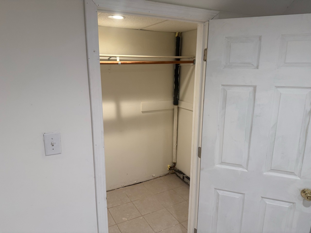 Approved photograph of Room 4 · view 5