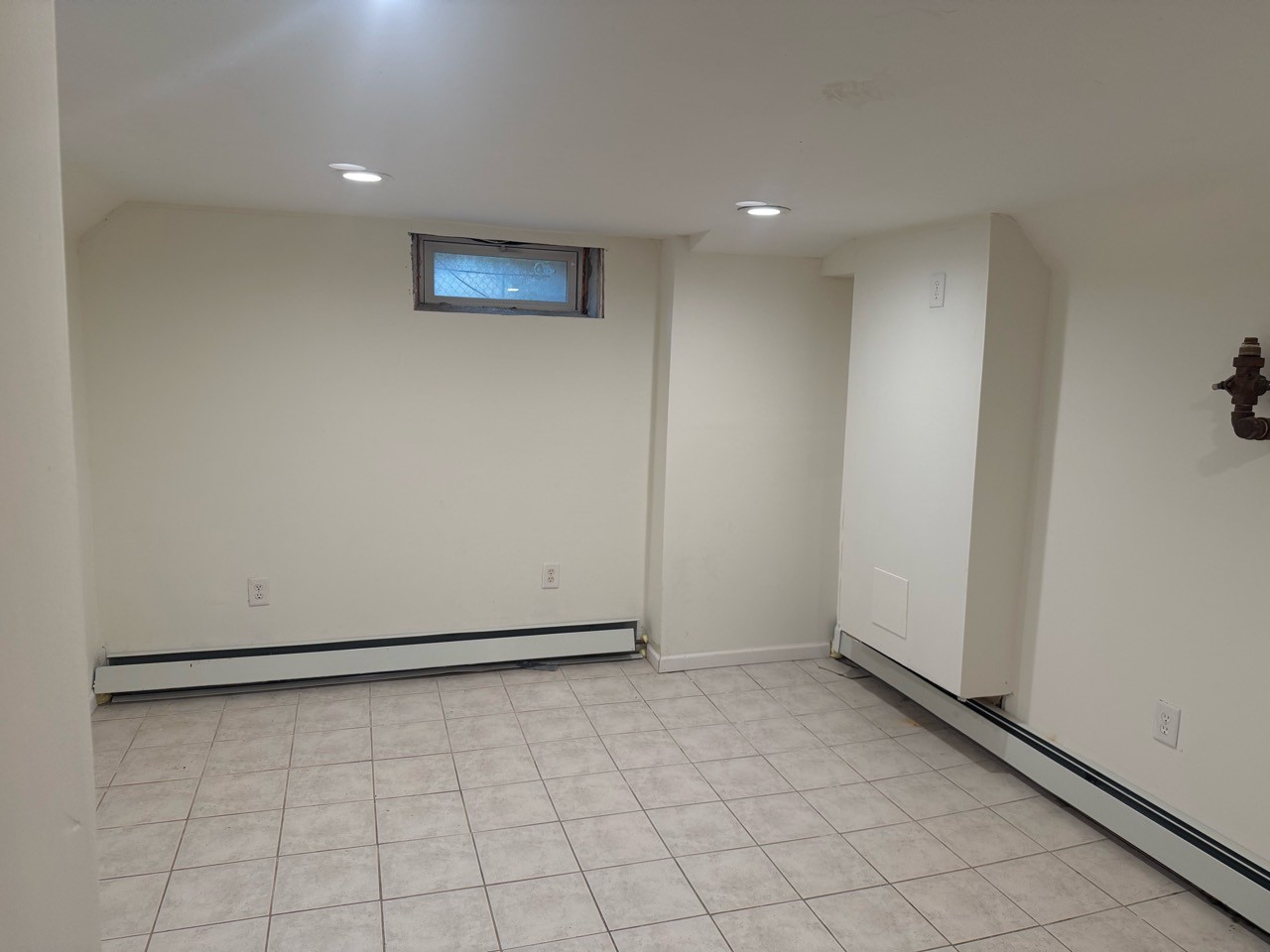 Approved photograph of Room 4 · view 3