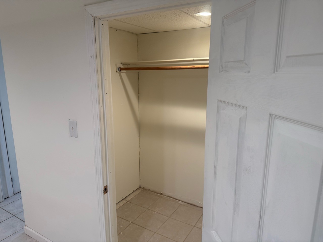 Approved photograph of Room 4 · view 6