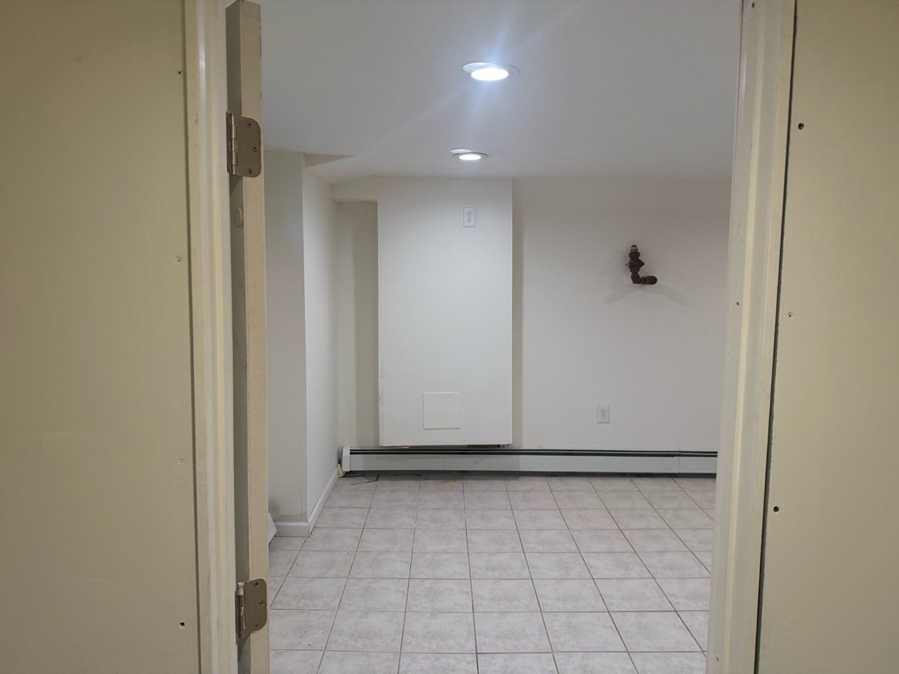 Approved photograph of Room 4 · view 7